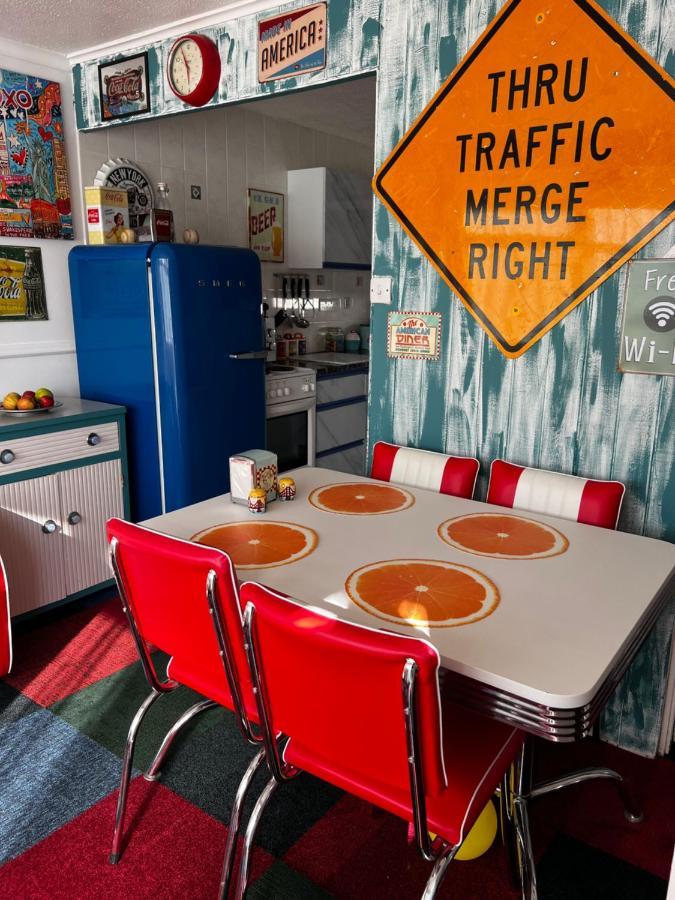 American Retro Chalet Хемсби Экстерьер фото